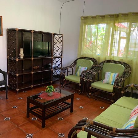Casa Verónica a 2 kilometros del IRTRA Retalhuleu Exterior foto